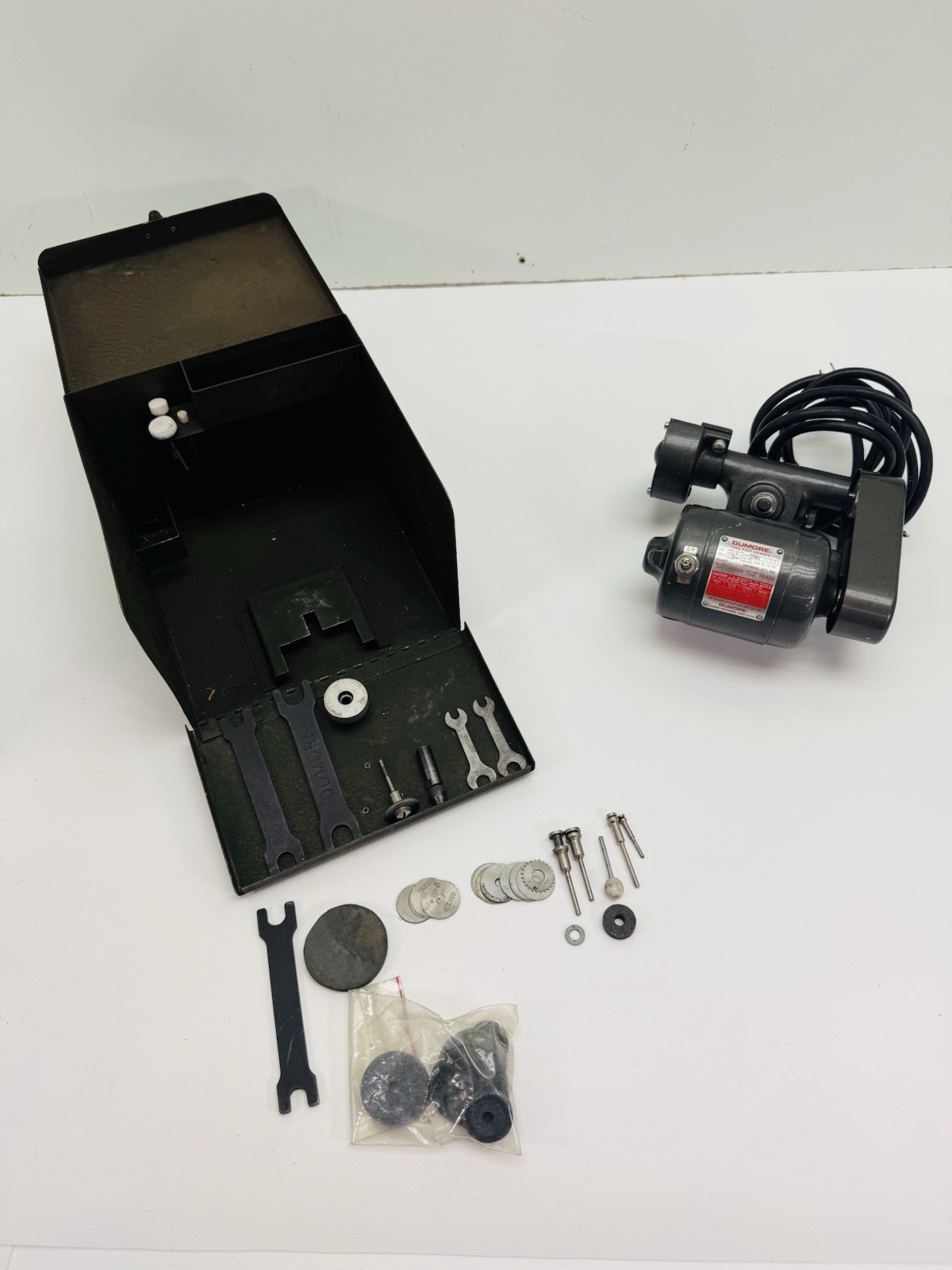 Dumore Tool Post Grinder 14-001 Amps 1.1 W/ Extras Nice Condition
