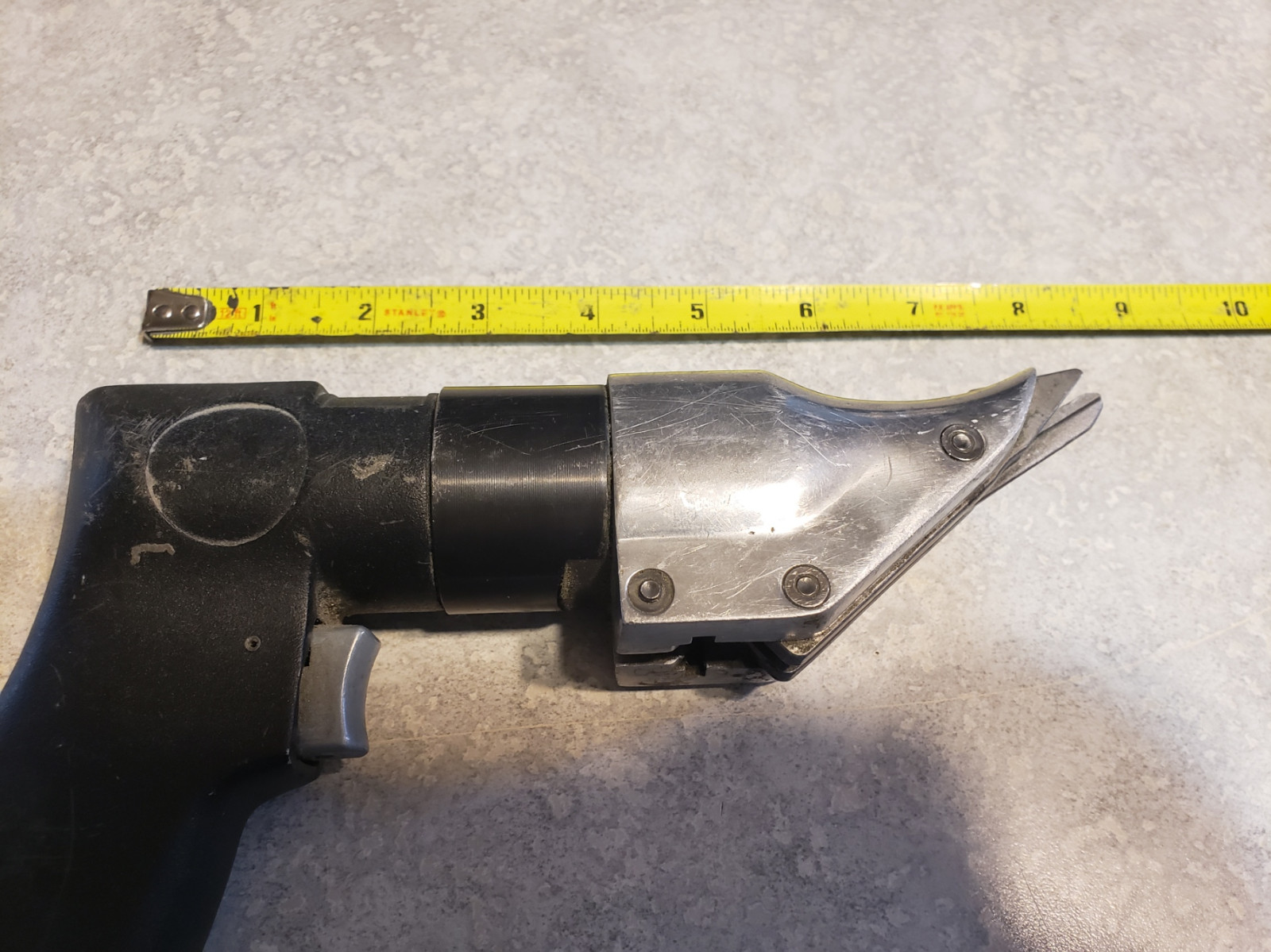 Hand held pneumatic sheet metal shears