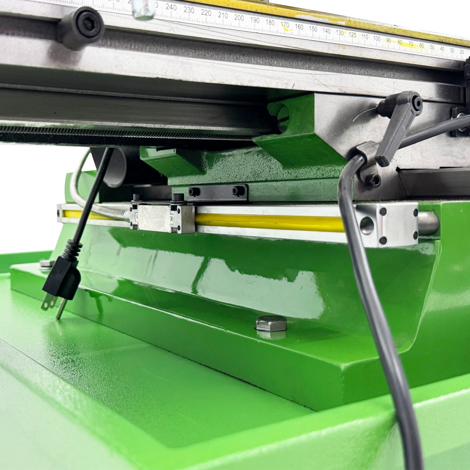 Heavy-Duty Cast Iron Milling Machine SM32V 110V 1.5KW Brushless R8 Taper 3-Axis