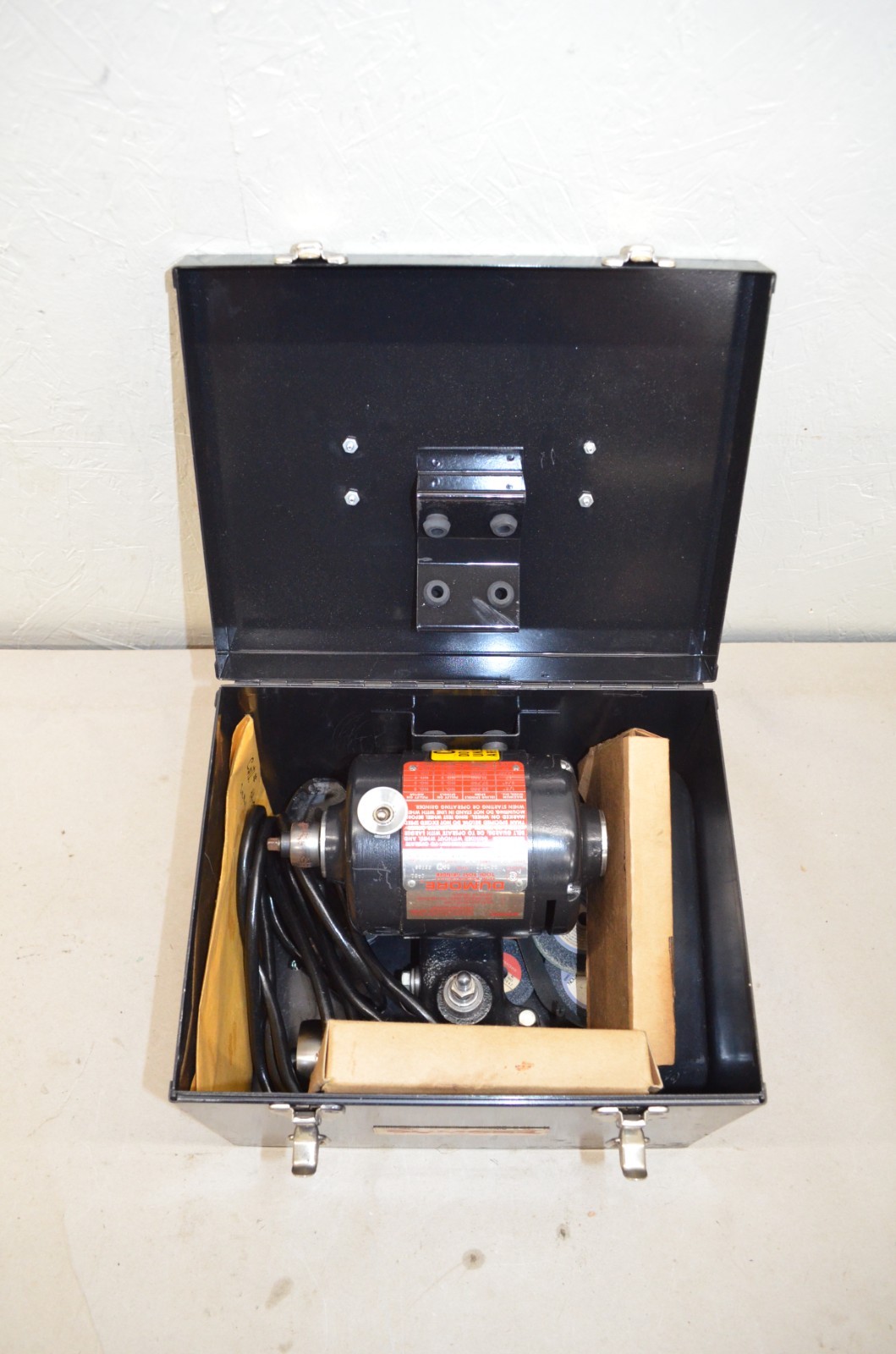 Dumore Tool Post Grinder 44-011 Model 8473, 115Volt, 1/4 HP w/Case & Accessories