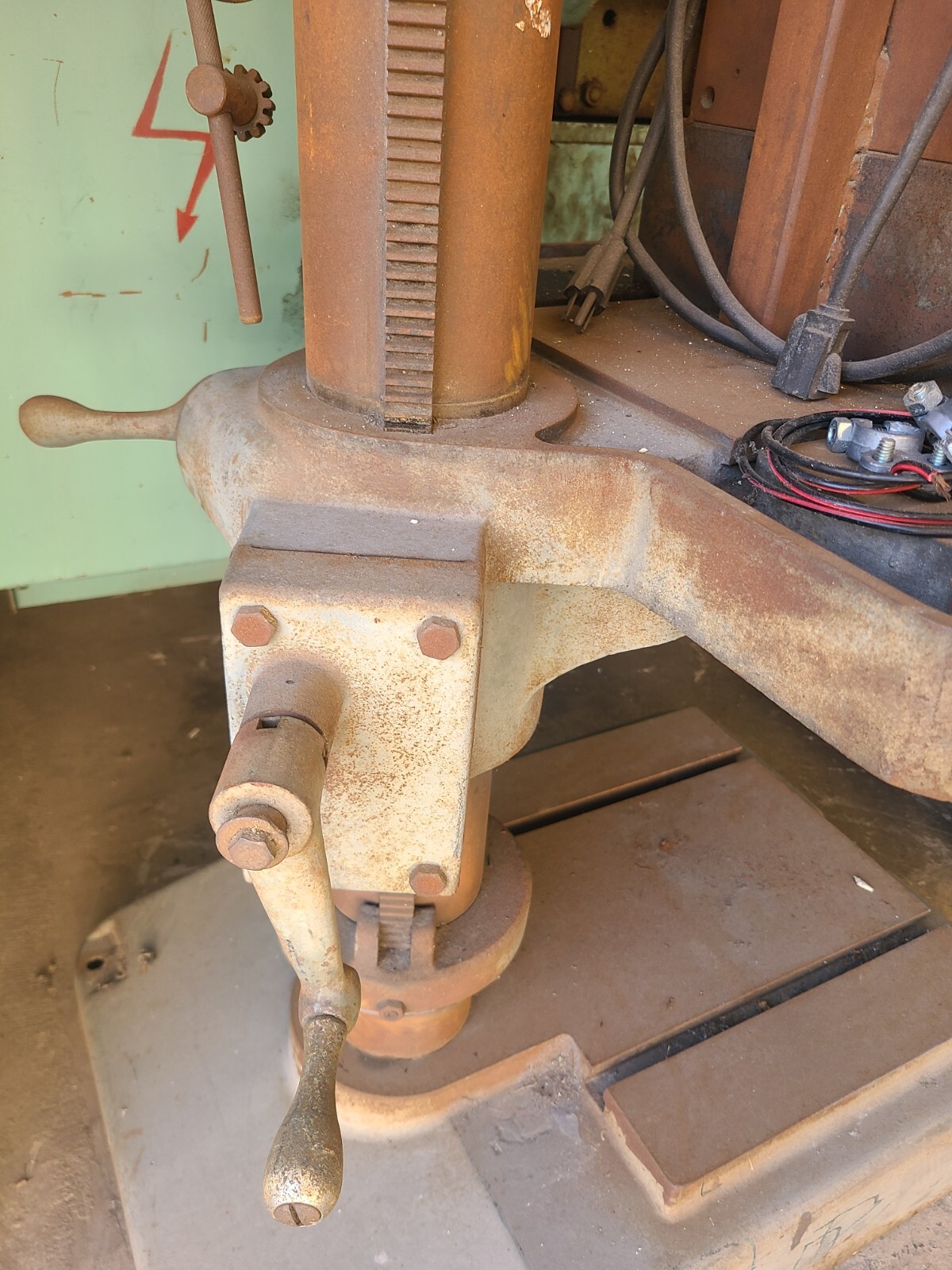 CLAUSING SERIES 22V 20″ VARIABLE SPEED FLOOR STAND DRILL PRESS