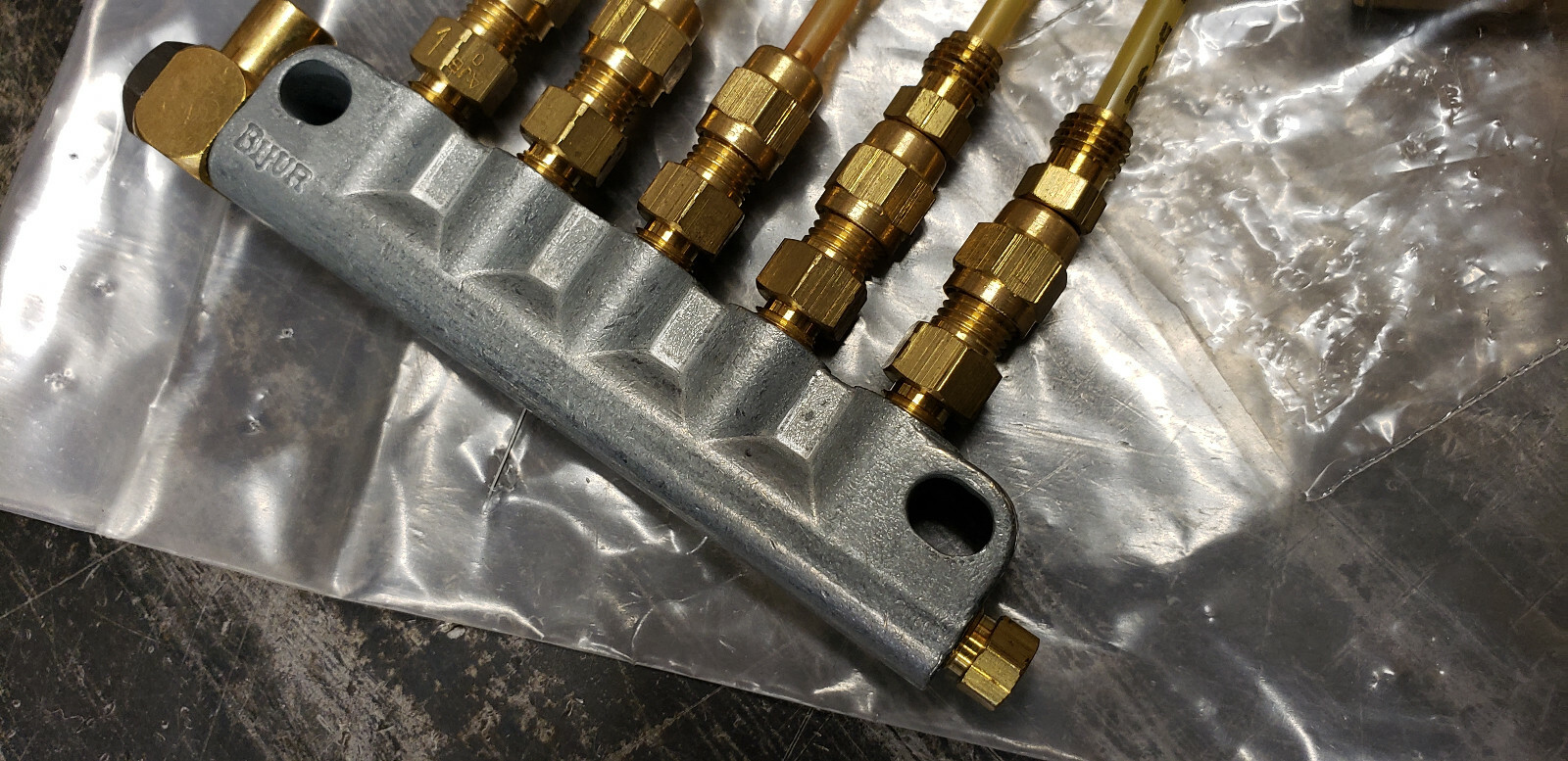 Bijur 5-Tube CNC Lubrication Block Manifold 5/32″ OD Nylon, 300 PSI, NEW IN BAG