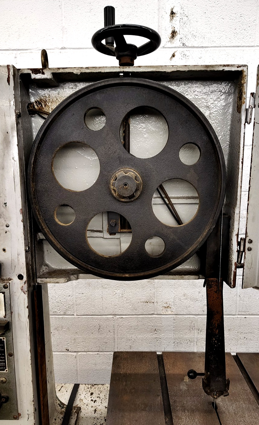 MSC INDUSTRIAL SUPPLY CO. VERTICAL BAND SAW 220V 3-15M/M CAP 3600 RPM 09514639