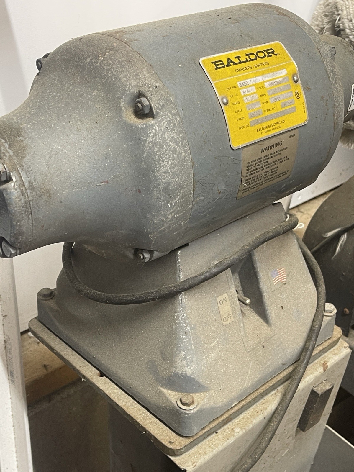 BALDOR BUFFER / POLISHER No. 333B 3/4 HP 115/230V RPM3600 With Stand