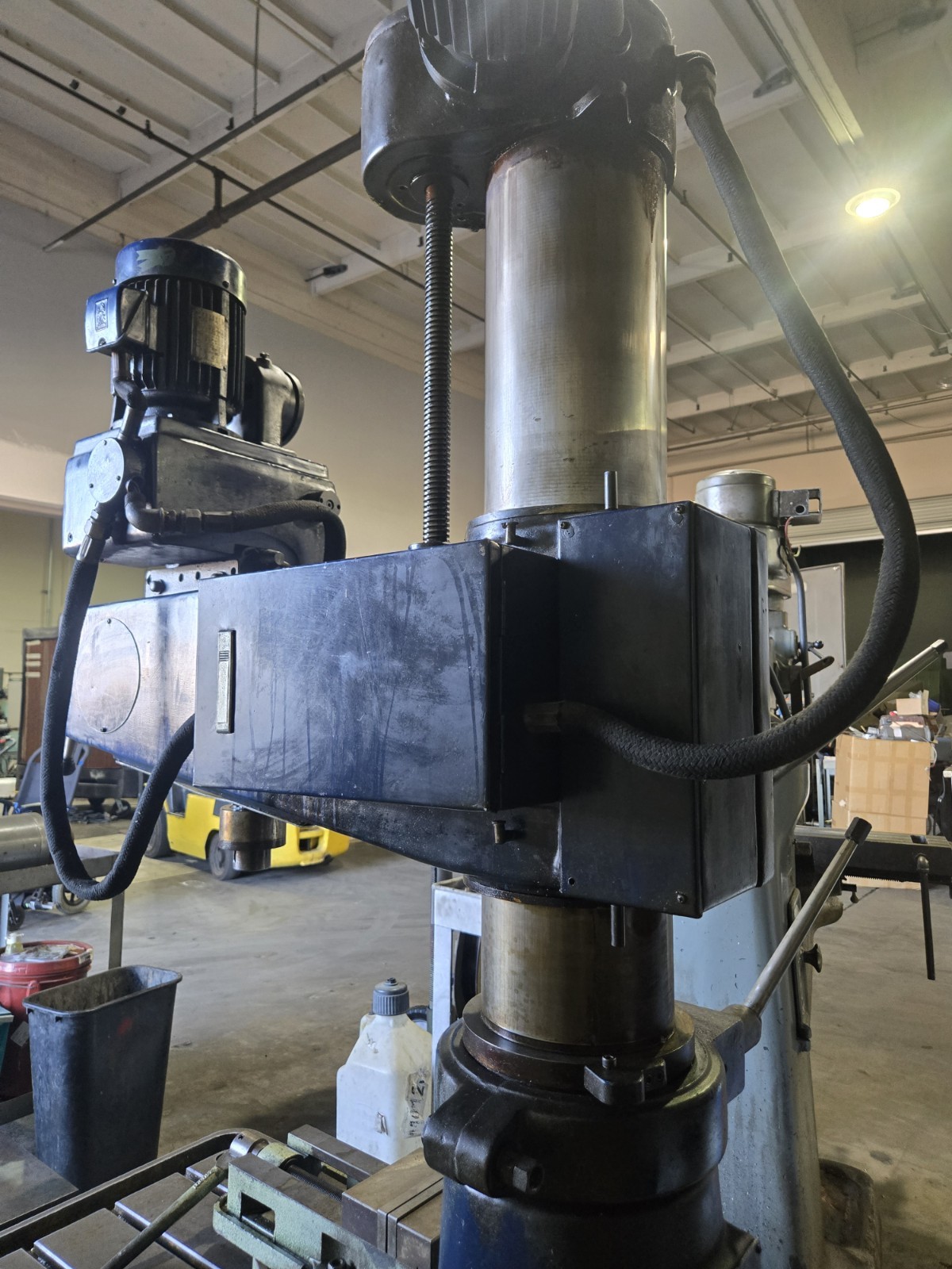 DIAMOND 800 Radial Arm Drill & Tap 8″ Column, 21″ Arm, 220 Volt 3 Phase
