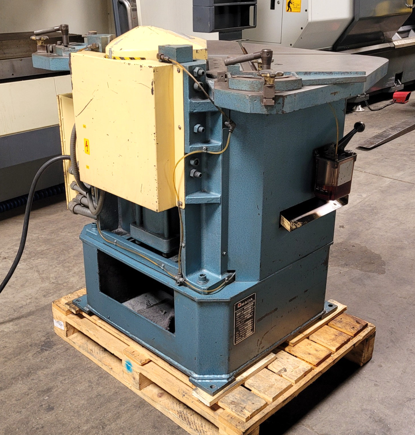 8-5/8″ X 8-5/8″ AMADA CS-220 HYDRAULIC CORNER NOTCHER, 3PH 2.5KVA, SEE VIDEO