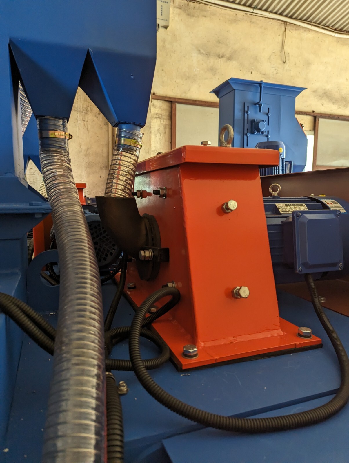 1.5 Cubic Foot Rubber Belt Tumble Shot Blast System with Dust Collector