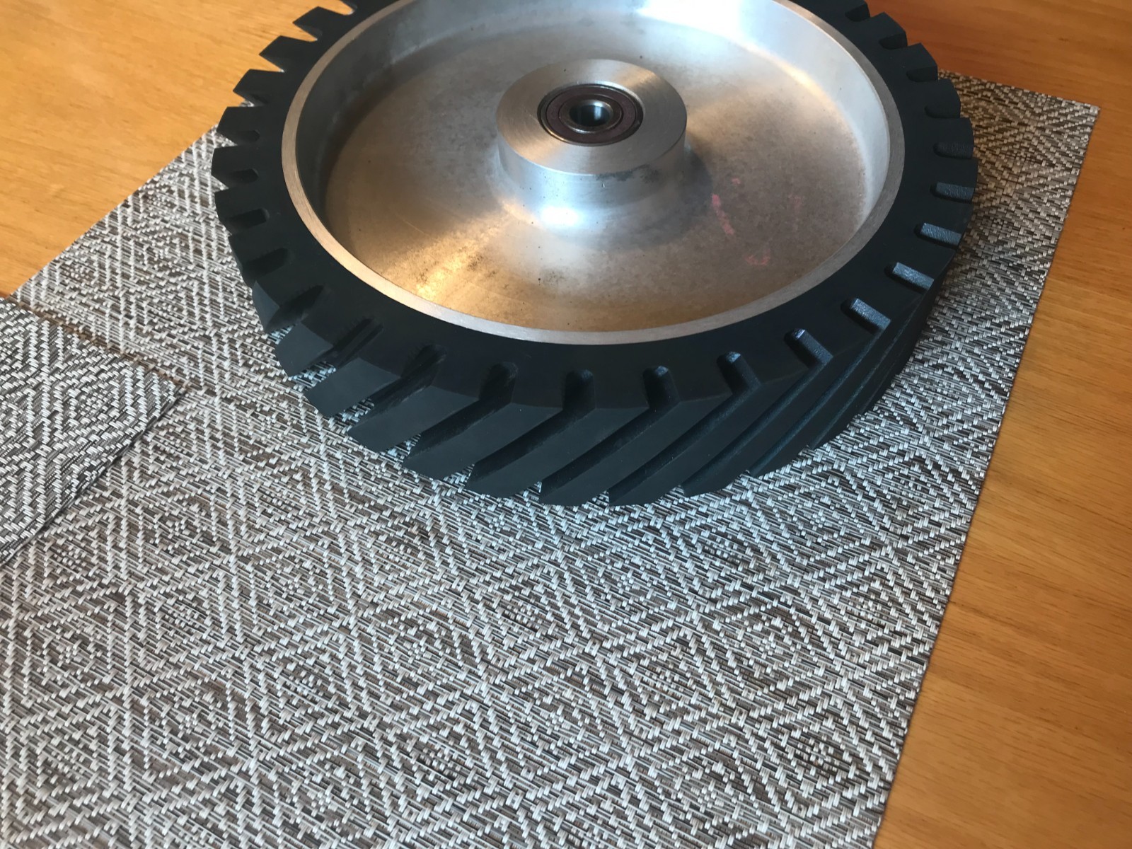 10″ Serrated Rubber Belt Grinder Contact Wheel, 1/2″ inch bore