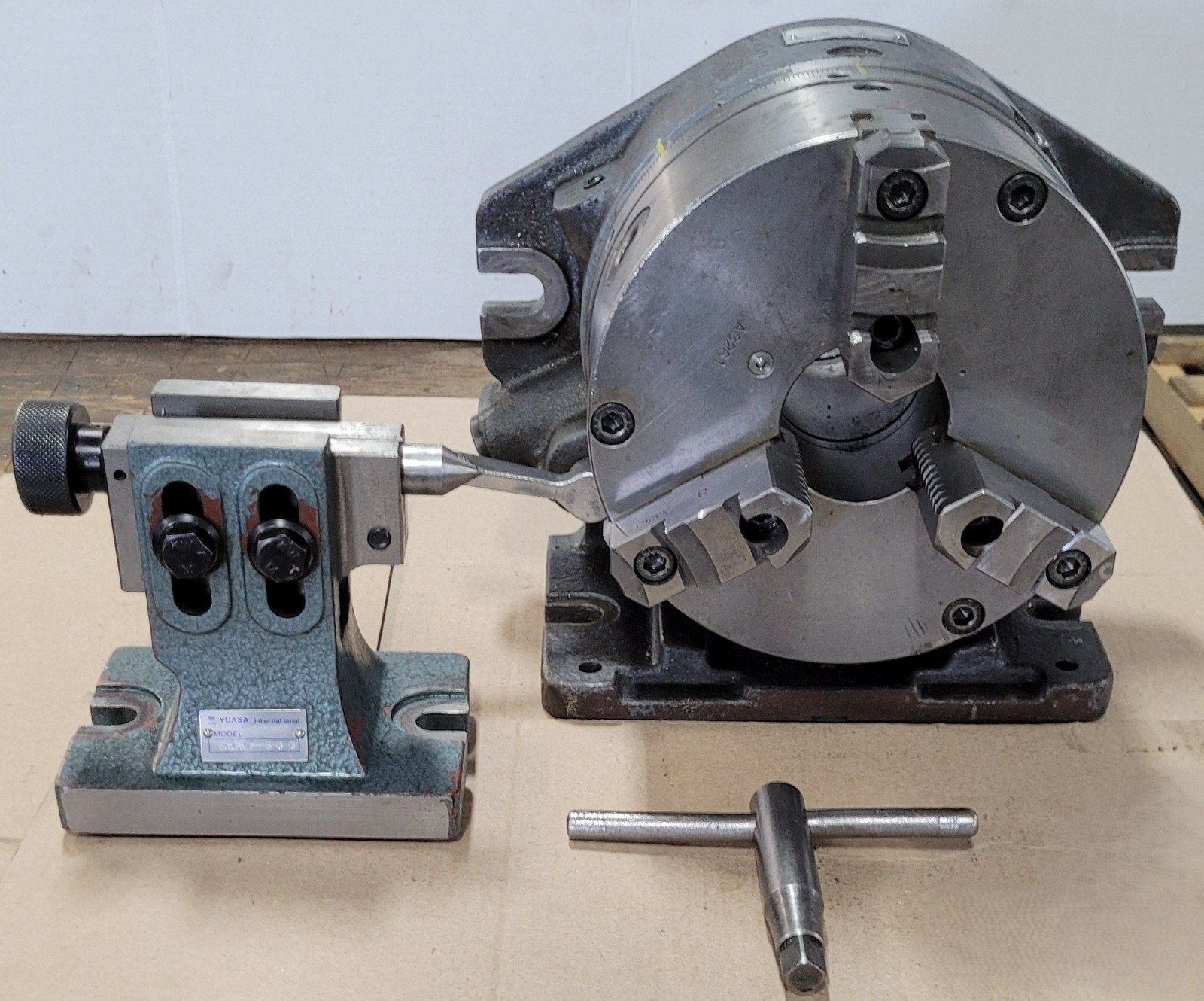 YUASA Model 550-007 Super Spacer w/ 3 Jaw Chuck & Tailstock