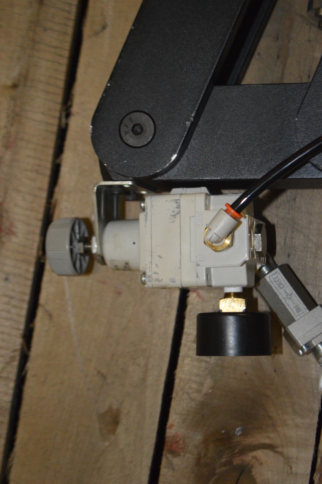 FlexArm Pneumatic Vertical V-Block Tool Mount Balance Arm