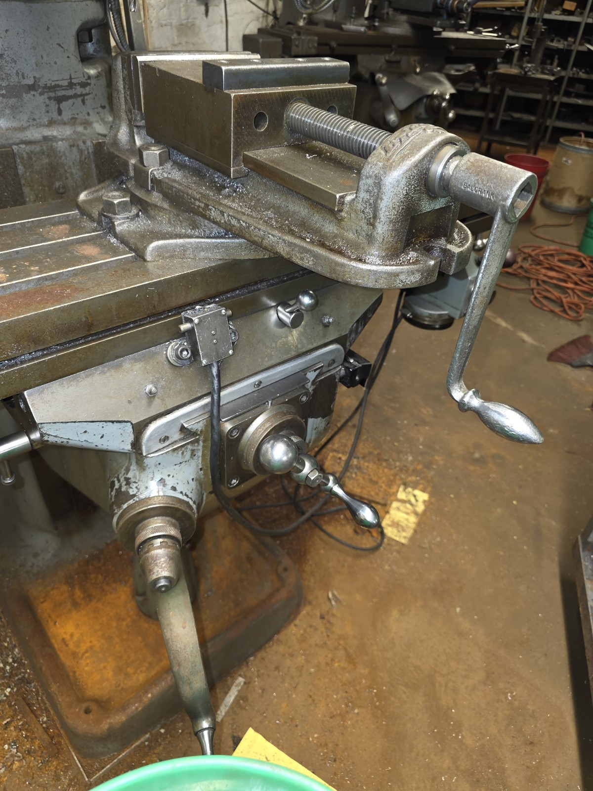 Bridgeport Vertical Milling Machine – 9″ x 42″ Table – Sony DRO – Vise Included