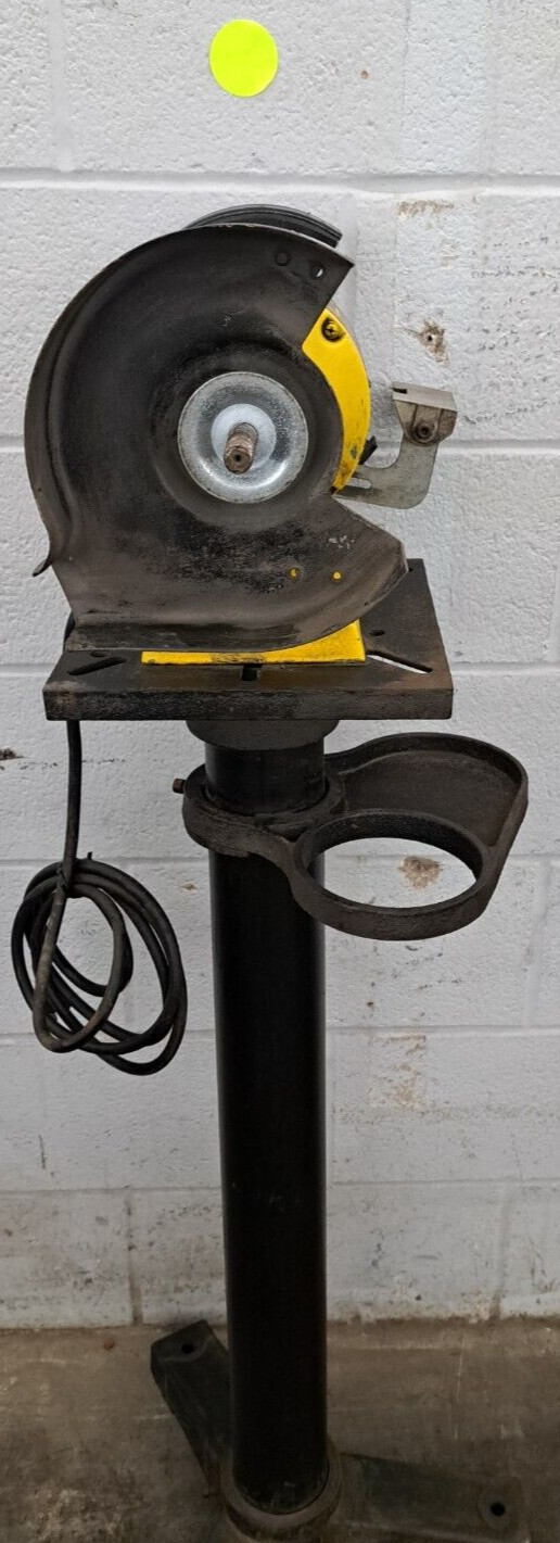 DEWALT BENCH GRINDER DW758 8″ BENCH 120 VAC 60HZ 4.2A 3600 RPM 2012-24-YL72018