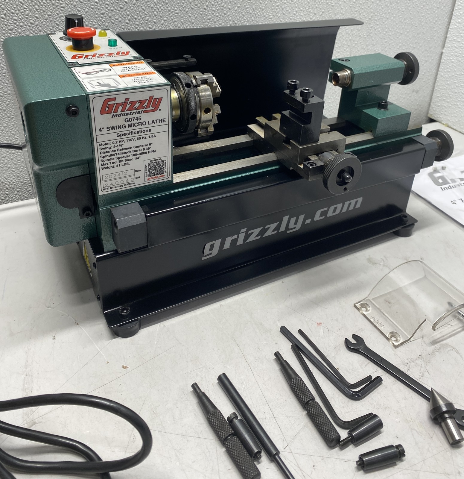 Grizzly 4″ x 6″ Variable-Speed Benchtop Metal Lathe G0745