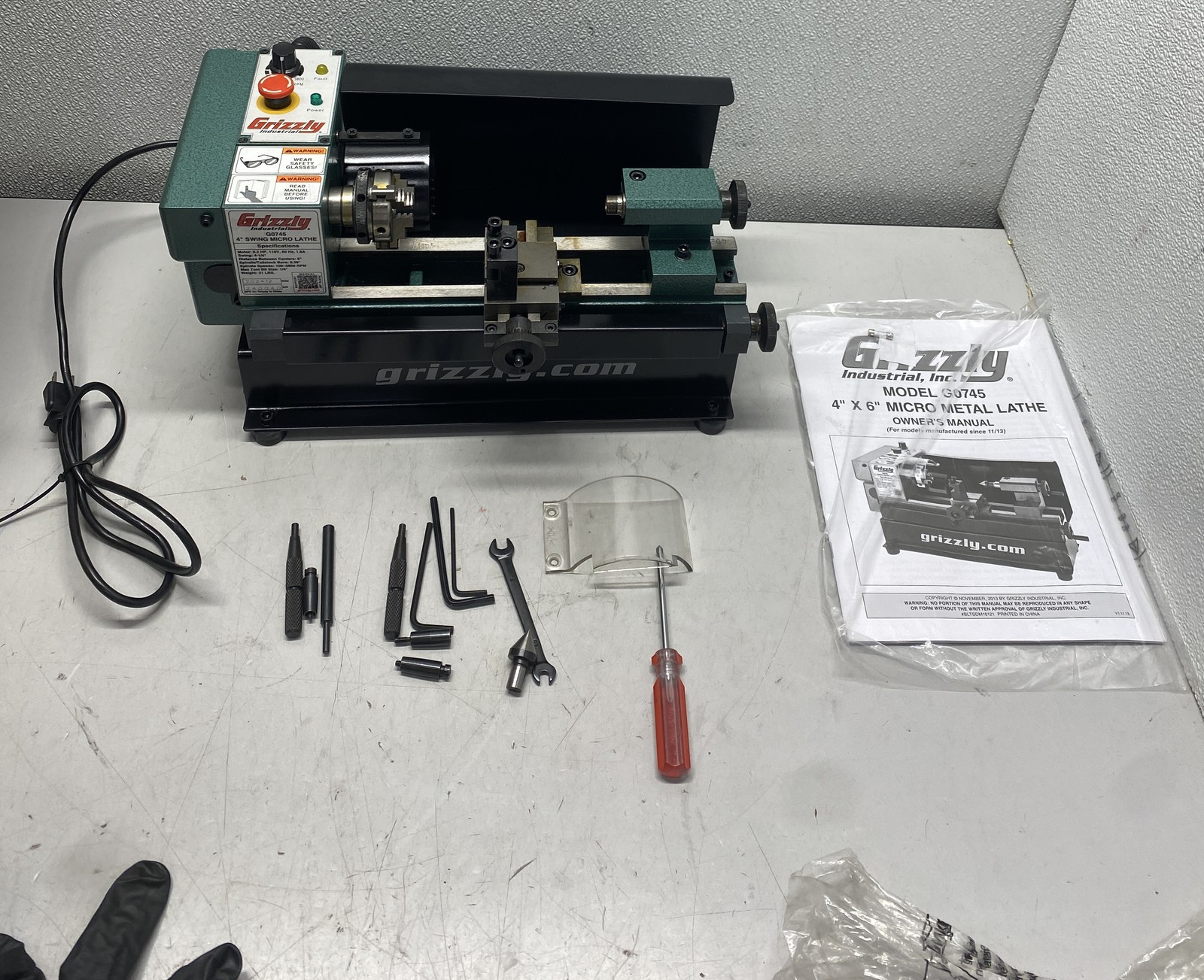 Grizzly 4″ x 6″ Variable-Speed Benchtop Metal Lathe G0745