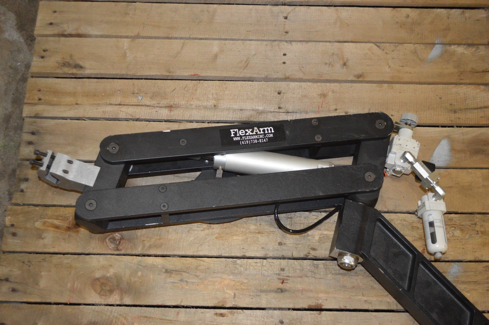 FlexArm Pneumatic Vertical V-Block Tool Mount Balance Arm