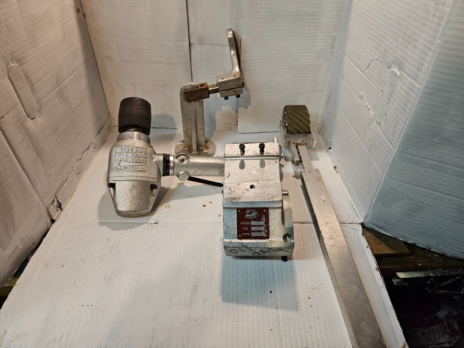 Dynabrade 11477 Dynabelter 2” belt sander w stand and 60 ” sanding belts