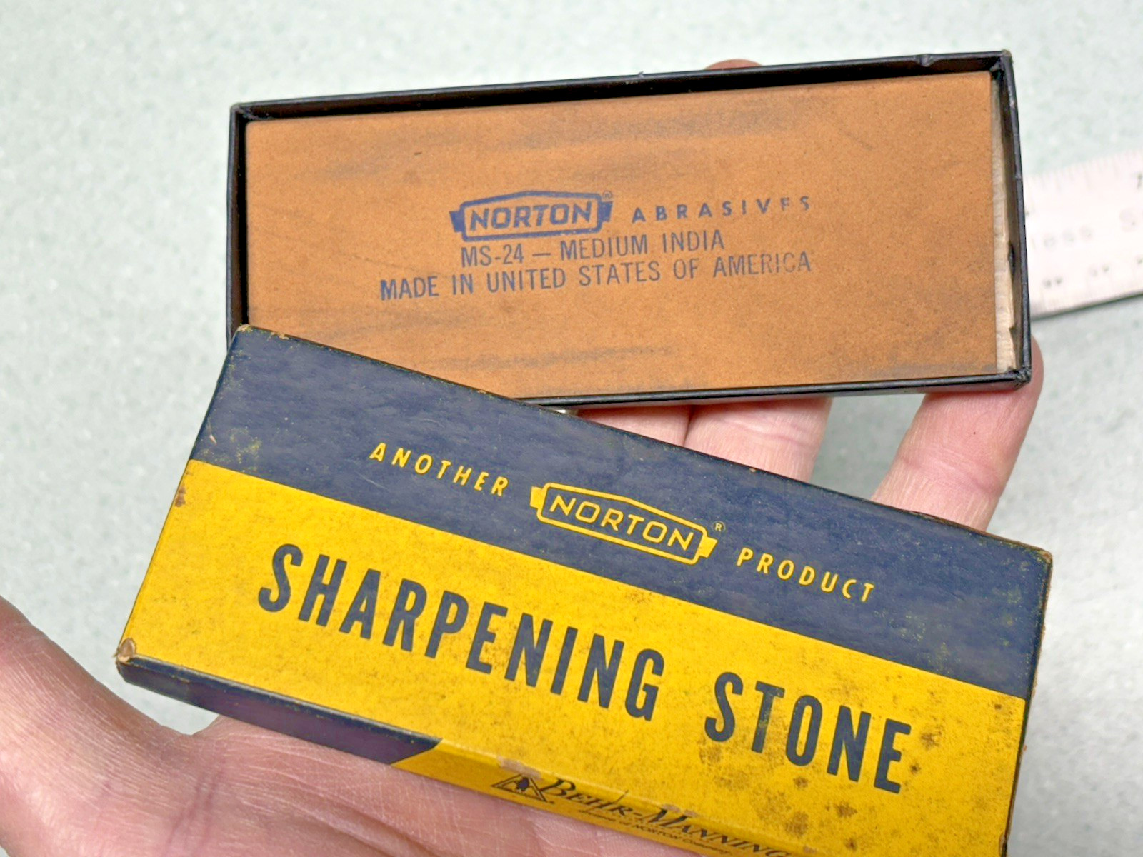 NORTON Medium India Round Edge Slip Stone FS24 Oil Sharpening Chisel Plane