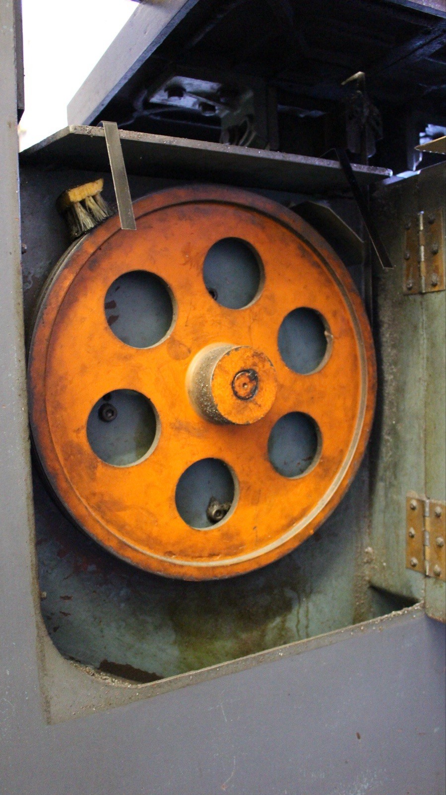 LETEN Model: DCM-4 Vertical Band Saw
