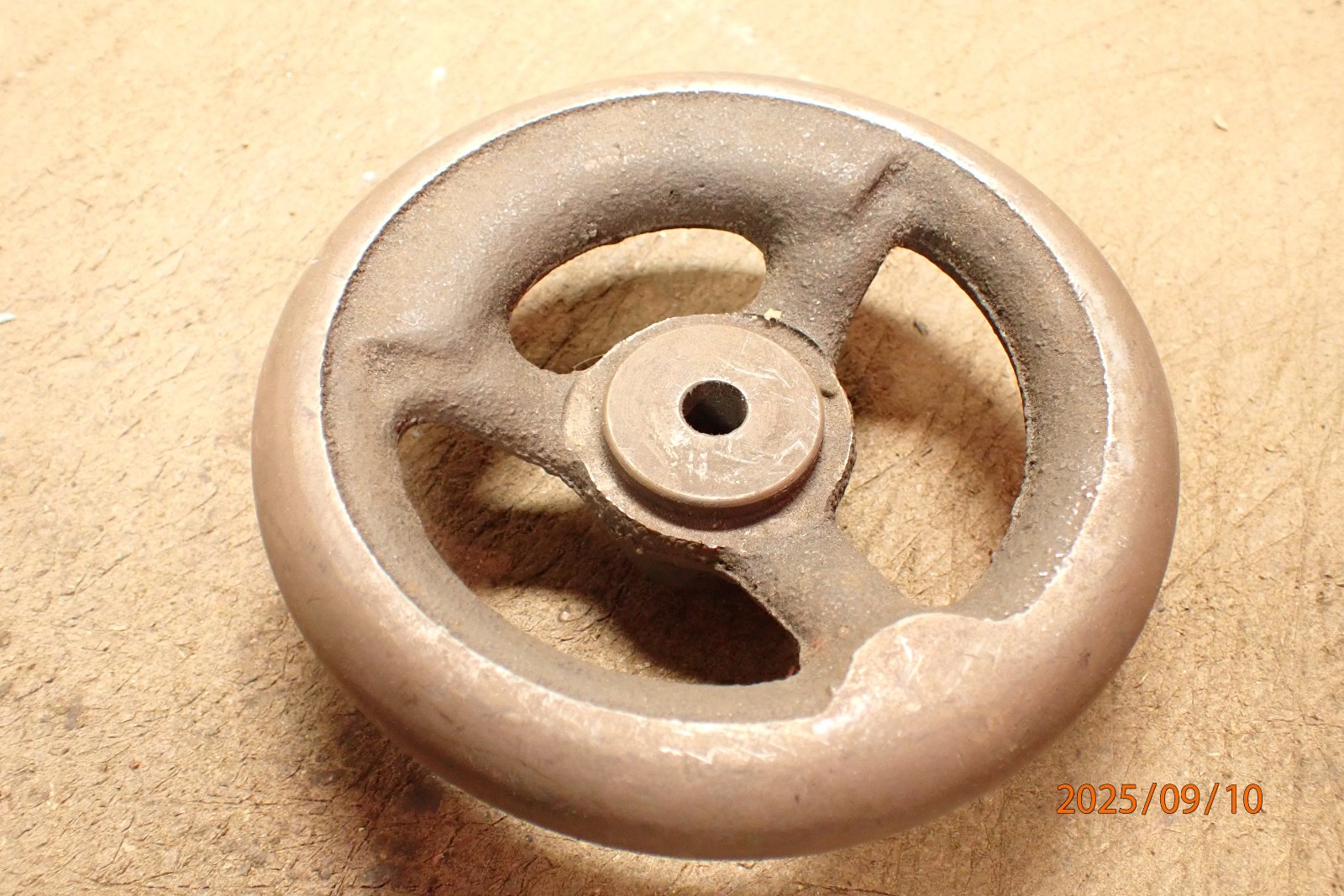 LOT A VINTAGE CAST IRON SMALL MACHINE HANDWHEEL BLANK