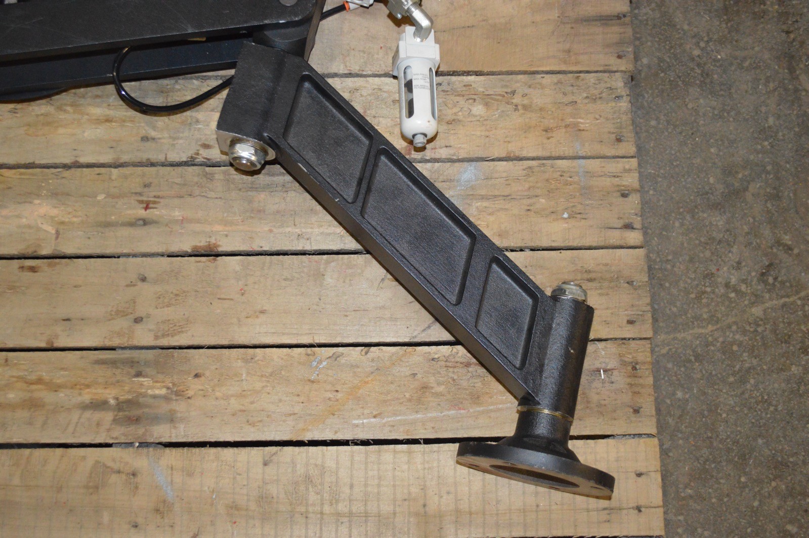 FlexArm Pneumatic Vertical V-Block Tool Mount Balance Arm