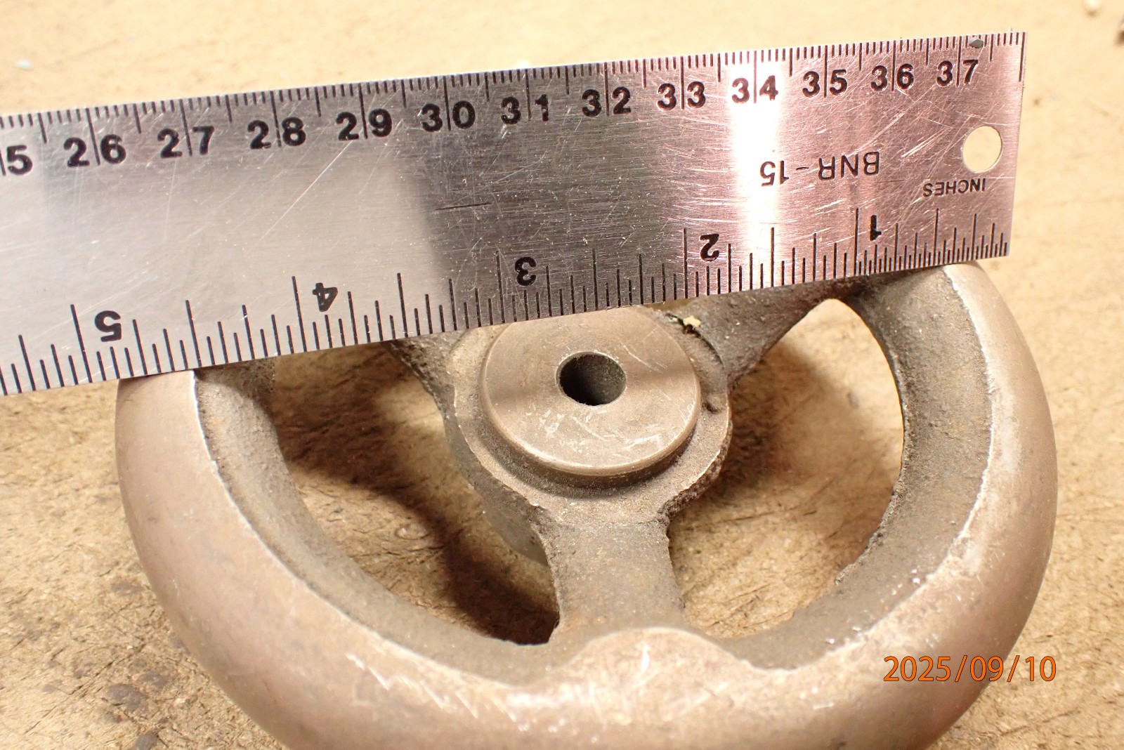 LOT A VINTAGE CAST IRON SMALL MACHINE HANDWHEEL BLANK