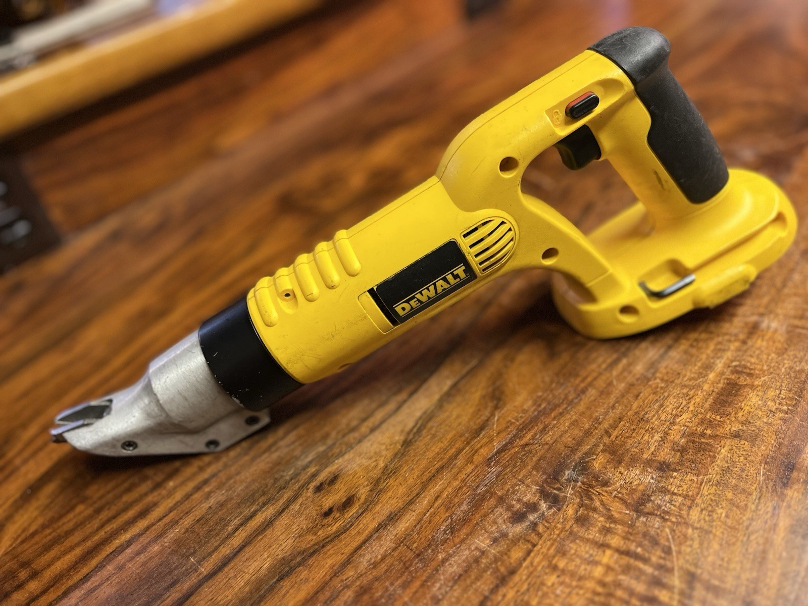 DC490 Dewalt 18V Cordless 18GA Swivel-head Shear Tool Only