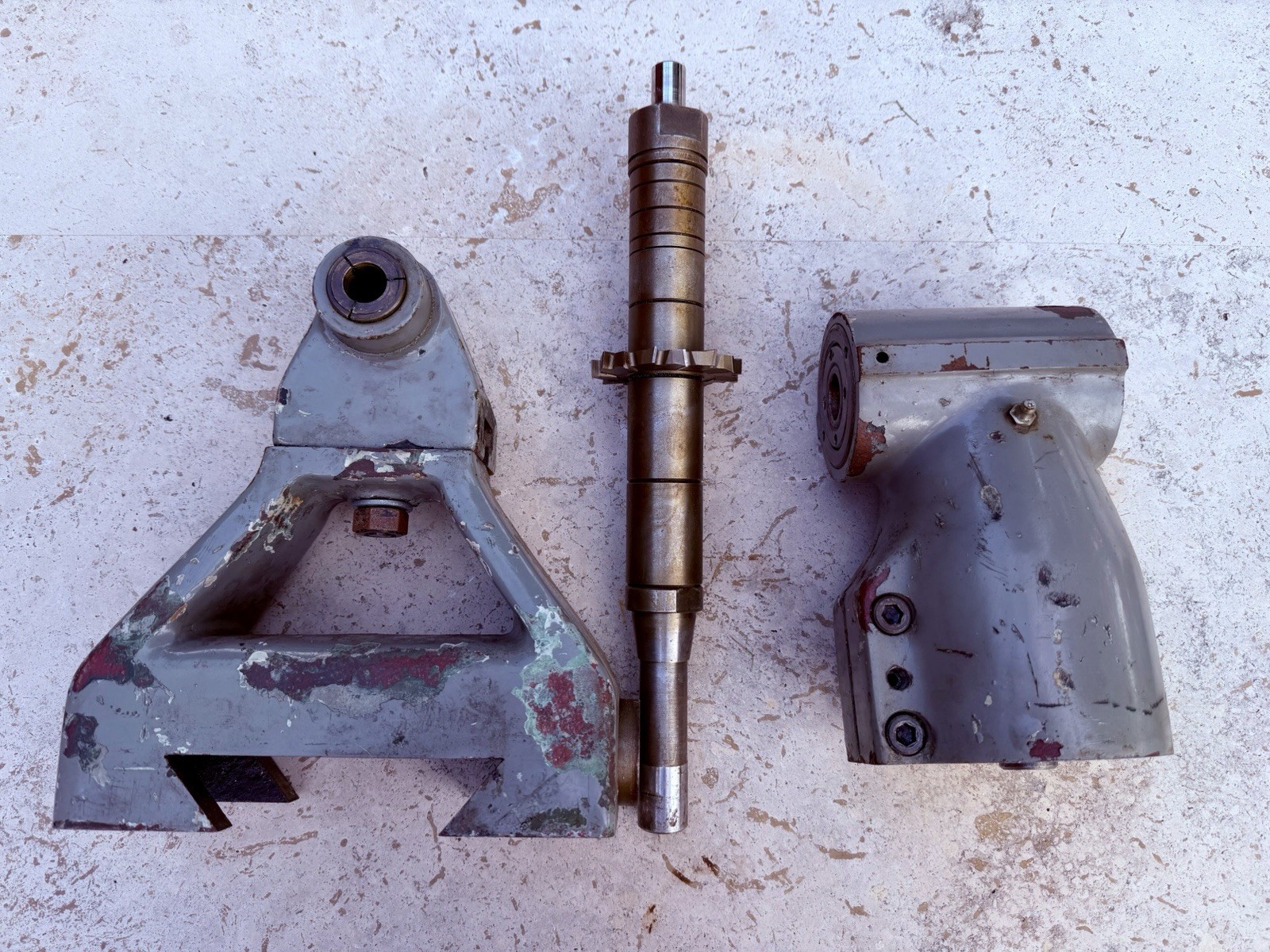 BRIDGEPORT RIGHT ANGLE MILLING HEAD W/ ARBOR SUPPORT W/ARBOR INCLUDED
