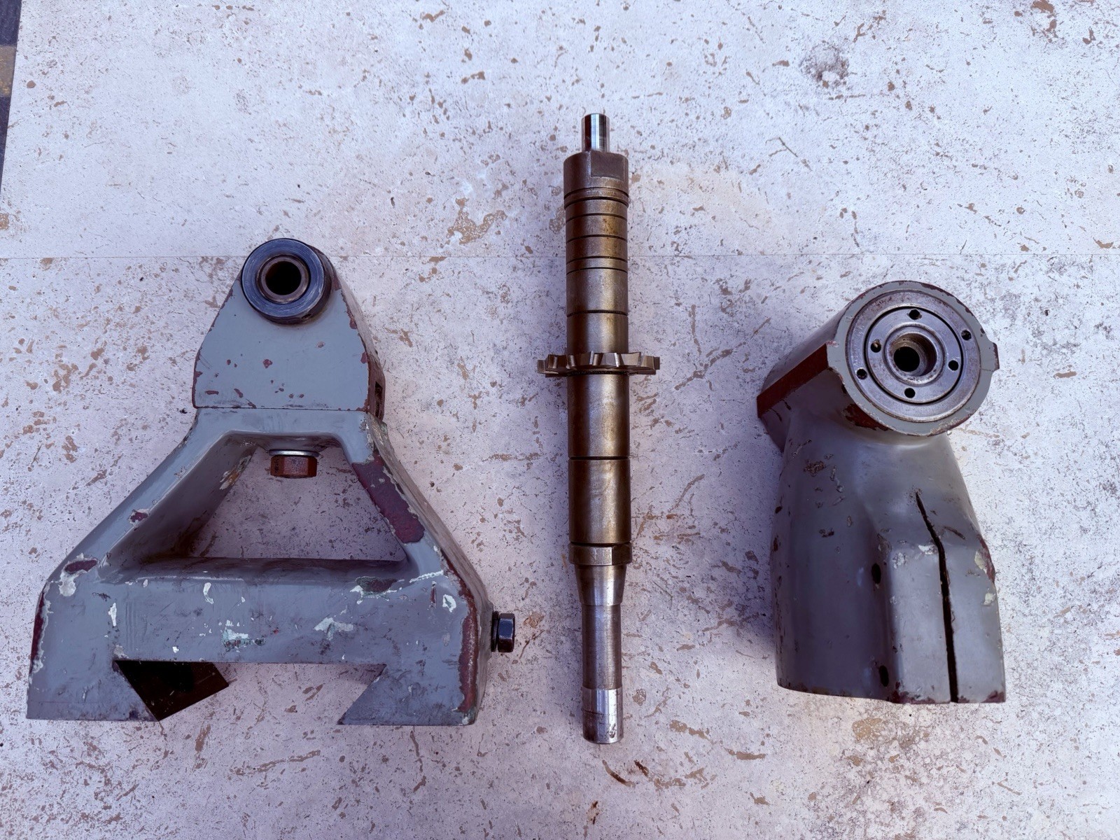 BRIDGEPORT RIGHT ANGLE MILLING HEAD W/ ARBOR SUPPORT W/ARBOR INCLUDED