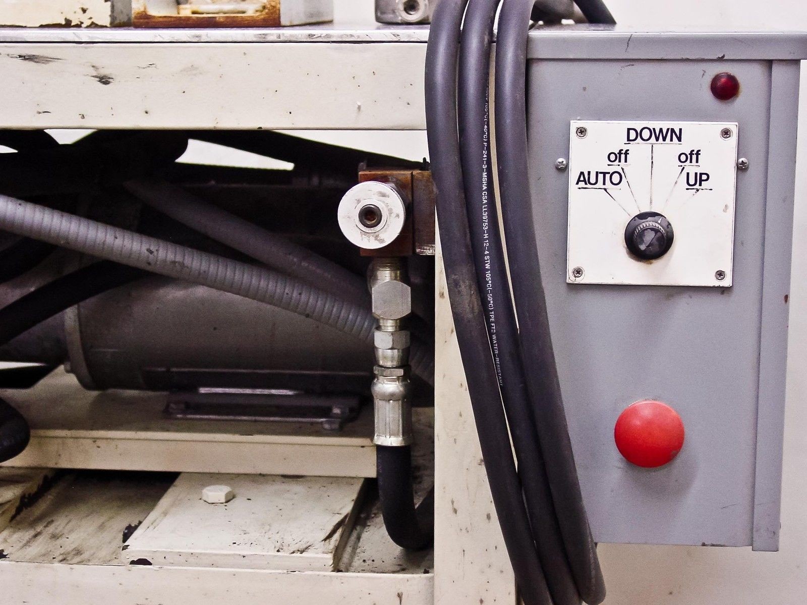 White Hydraulic Press 16″ Stroke 2.5″ Dia Rod 208/220 VAC | 42″ x 24″ x 87″ Tall