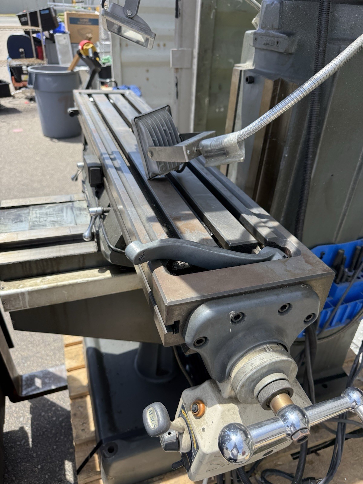 Vertical Mill With 4 Foot Stage