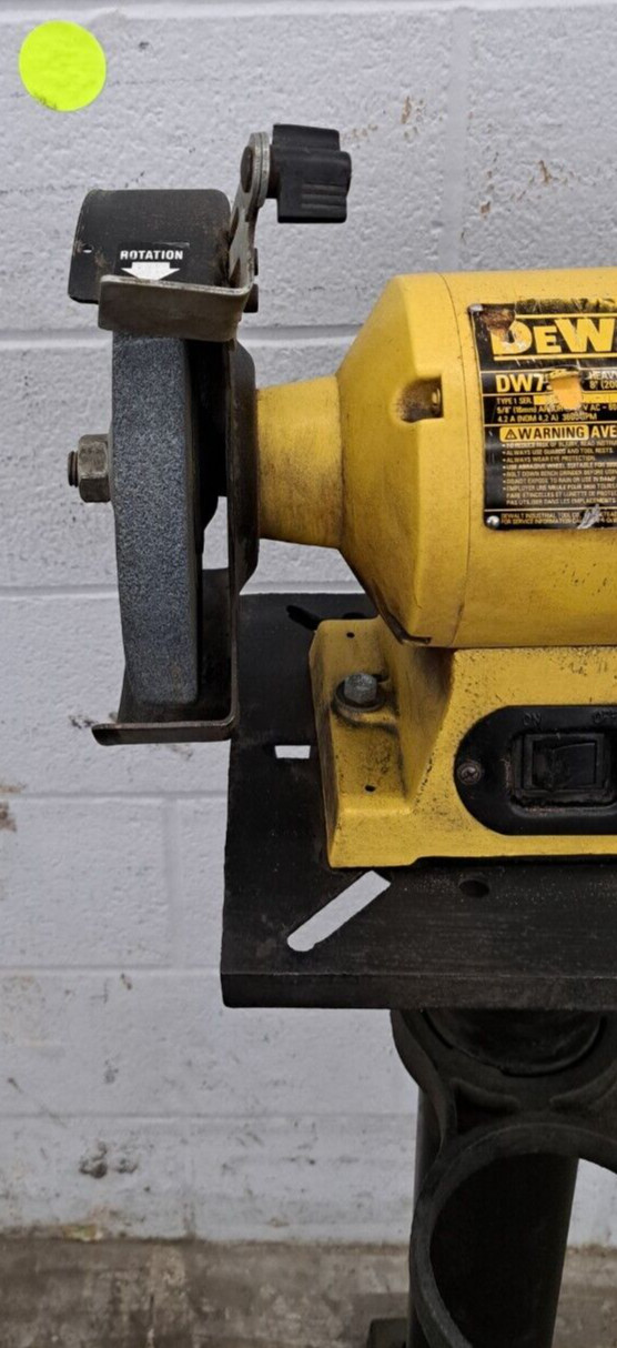 DEWALT BENCH GRINDER DW758 8″ BENCH 120 VAC 60HZ 4.2A 3600 RPM YL65963
