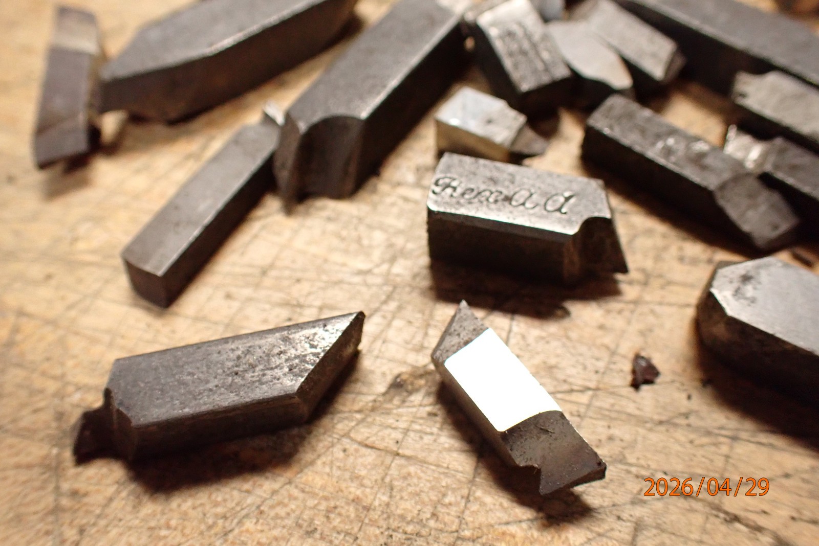 PILE OF OLDER GROUND METAL LATHE TOOL CUTTING BITS MACHINIST TOOLING