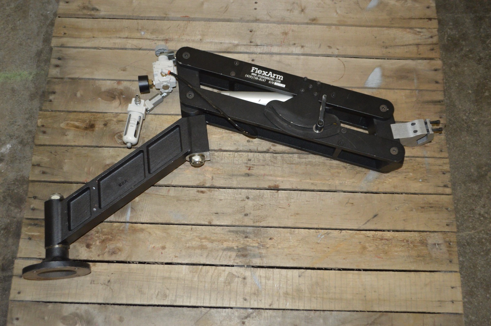 FlexArm Pneumatic Vertical V-Block Tool Mount Balance Arm