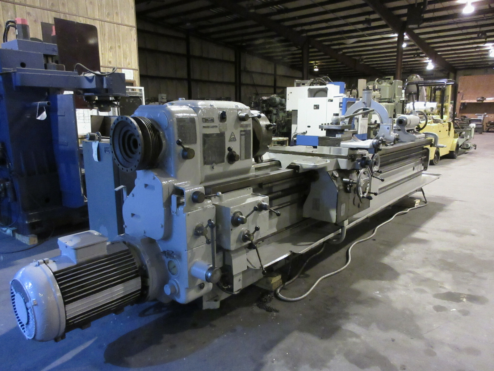 TOS 28″ x 132″ Geared-Head Heavy Duty Engine Lathe Inch & Metric Threading