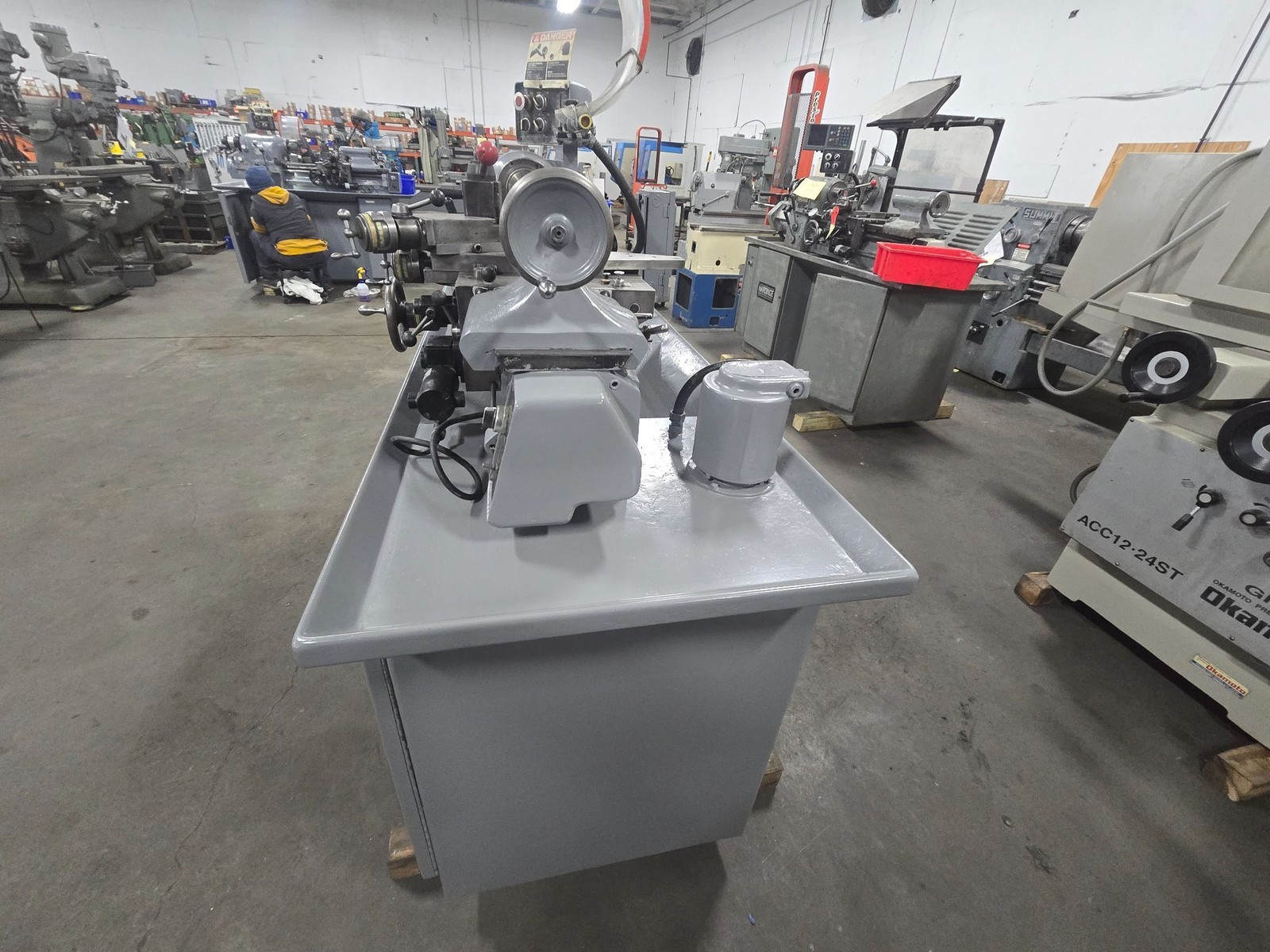11”x18” Hardinge HLV-H-EM Tool Room Lathe w/Inch/Metric