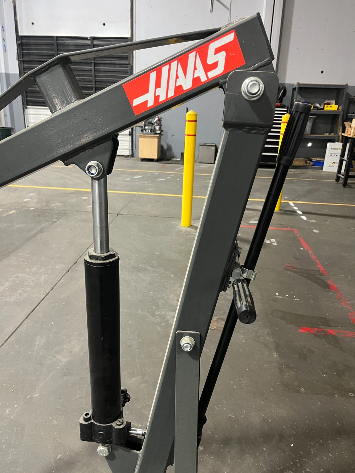Haas Shop Lift – portable hydraulic floor hoist