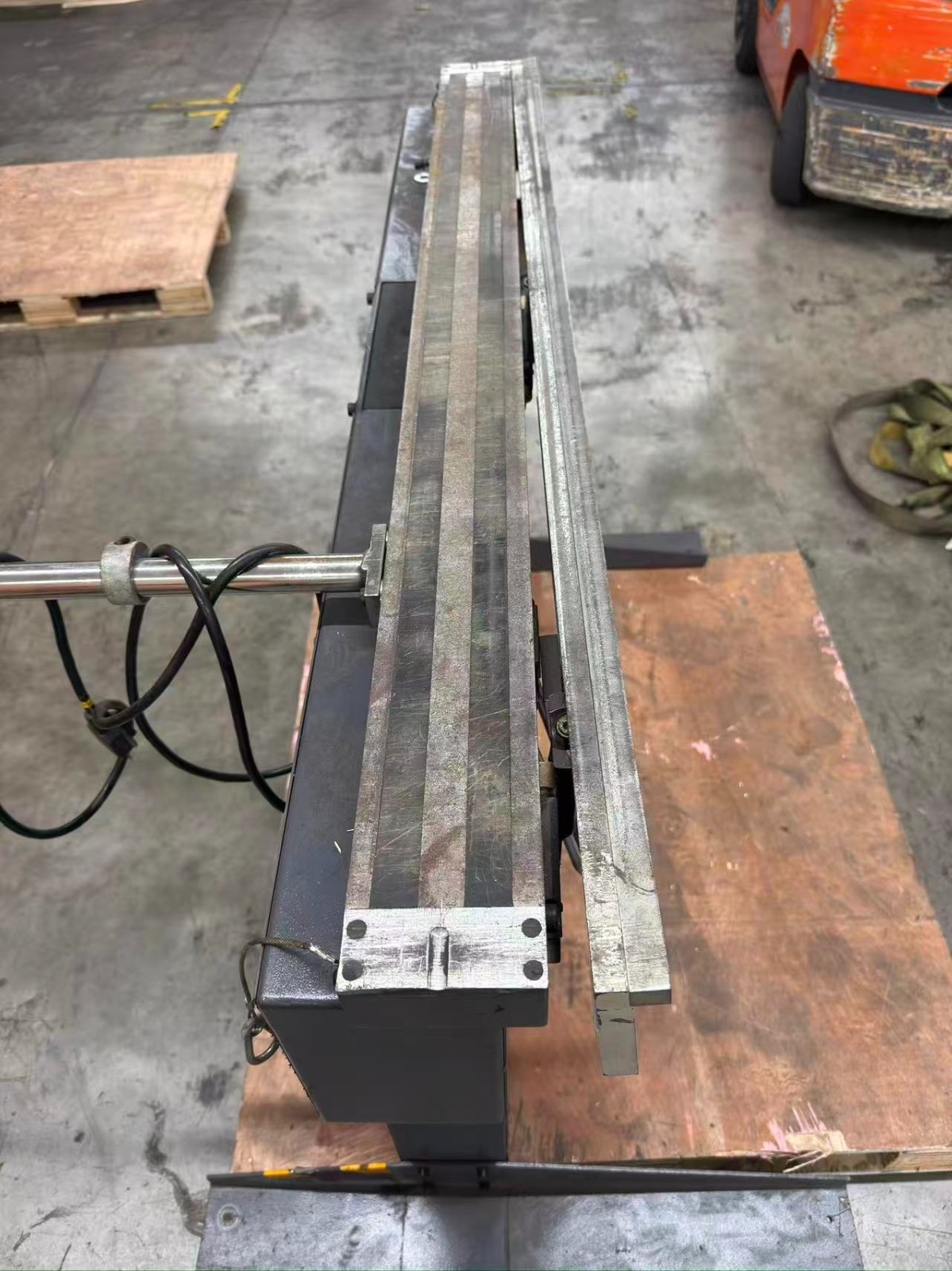 (Not Brand New) Sheet Metal Brake, 48 in Magnetic Box and Pan Brake, 6 ton 16Ga