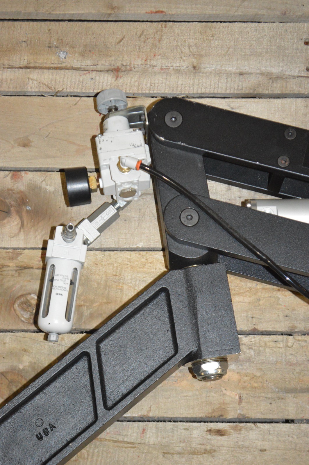FlexArm Pneumatic Vertical V-Block Tool Mount Balance Arm