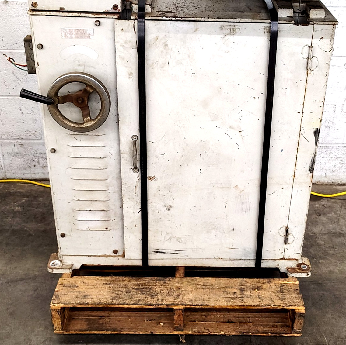 MSC INDUSTRIAL SUPPLY CO. VERTICAL BAND SAW 220V 3-15M/M CAP 3600 RPM 09514639