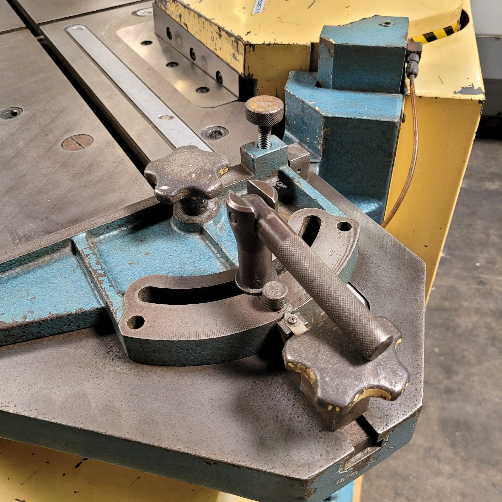 8-5/8″ X 8-5/8″ AMADA CS-220 HYDRAULIC CORNER NOTCHER, 3PH 2.5KVA, SEE VIDEO