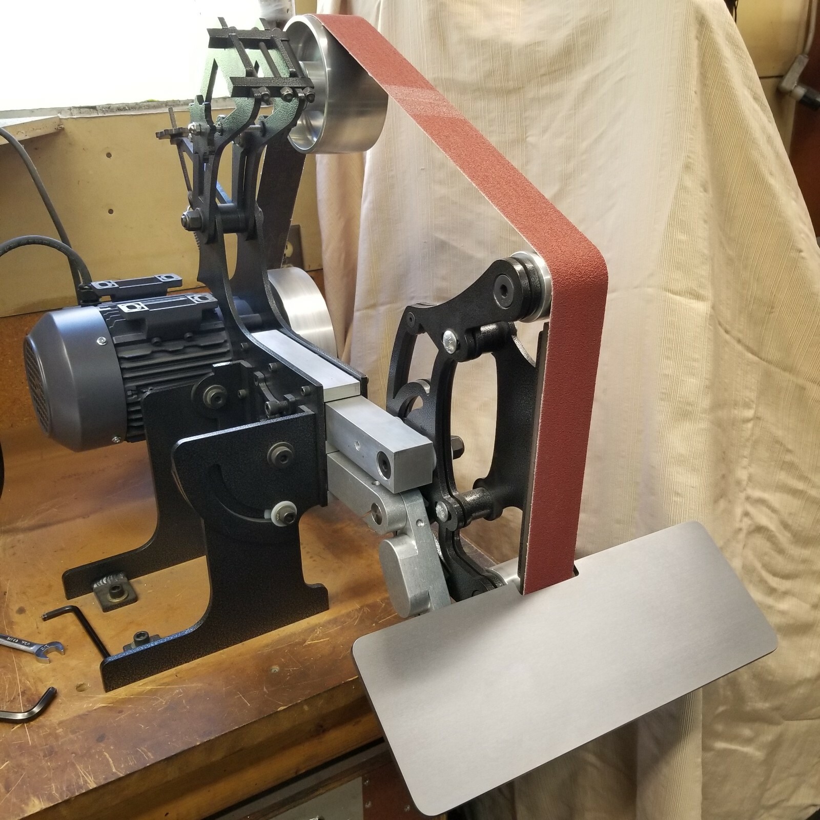 D-D Work / Tool Rest for Northridge Mod-2 Belt Grinder – 18″ Table