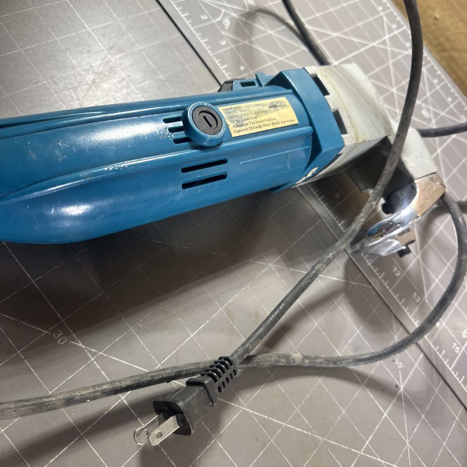 Chicago Electric Metal Shear 120V Corded 18 Gauge Capacity No. 46681
