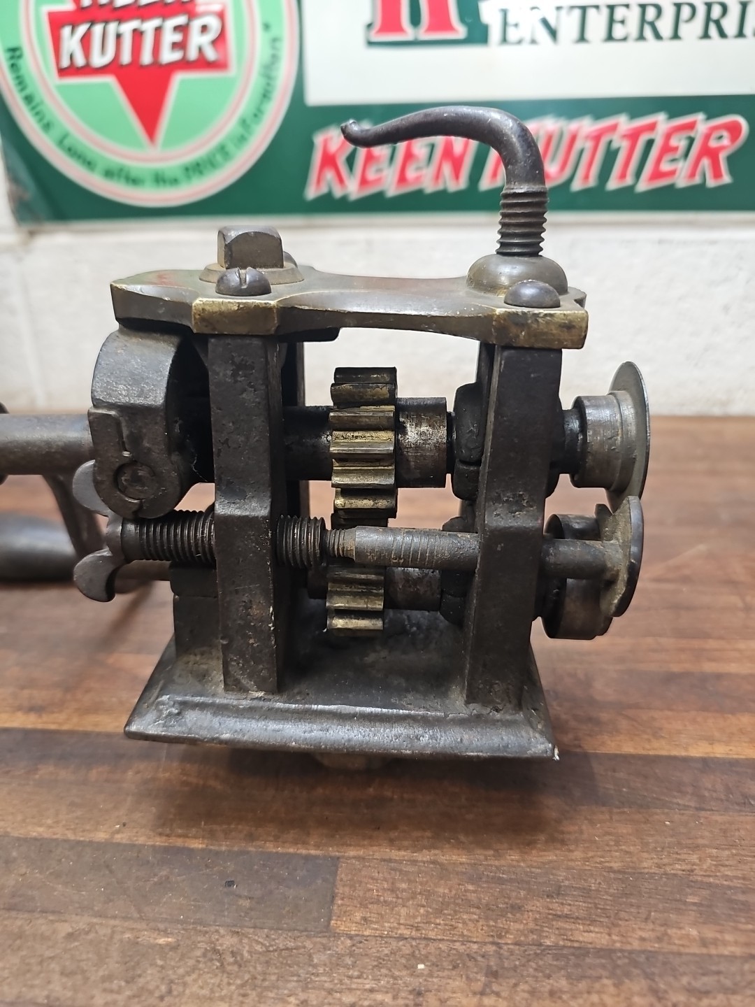 N11- antique early P.S. & W PEXTO hand crank beading machine tinsmith tool