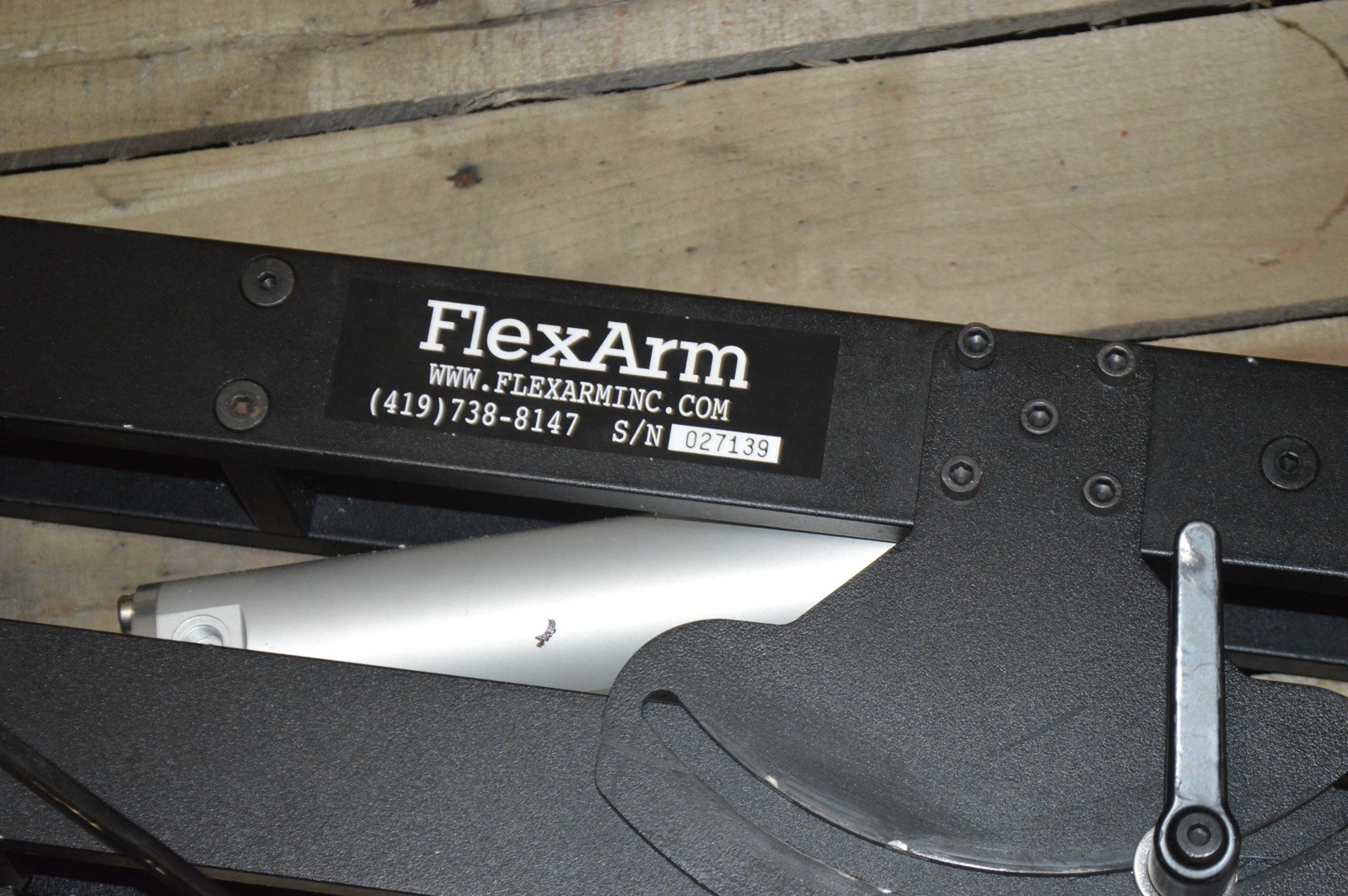 FlexArm Pneumatic Vertical V-Block Tool Mount Balance Arm