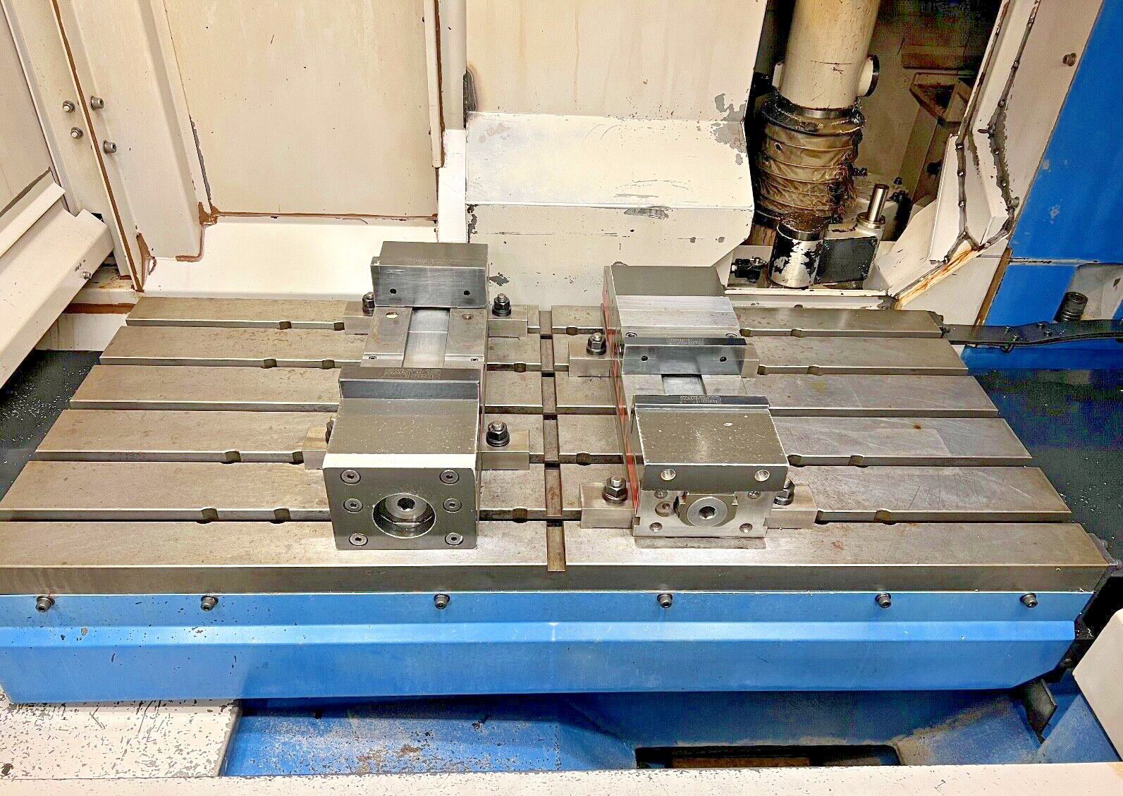 Mazak AJV-25/404 CNC Vertical Machining Center, 10,000 RPM Spindle – Under Power