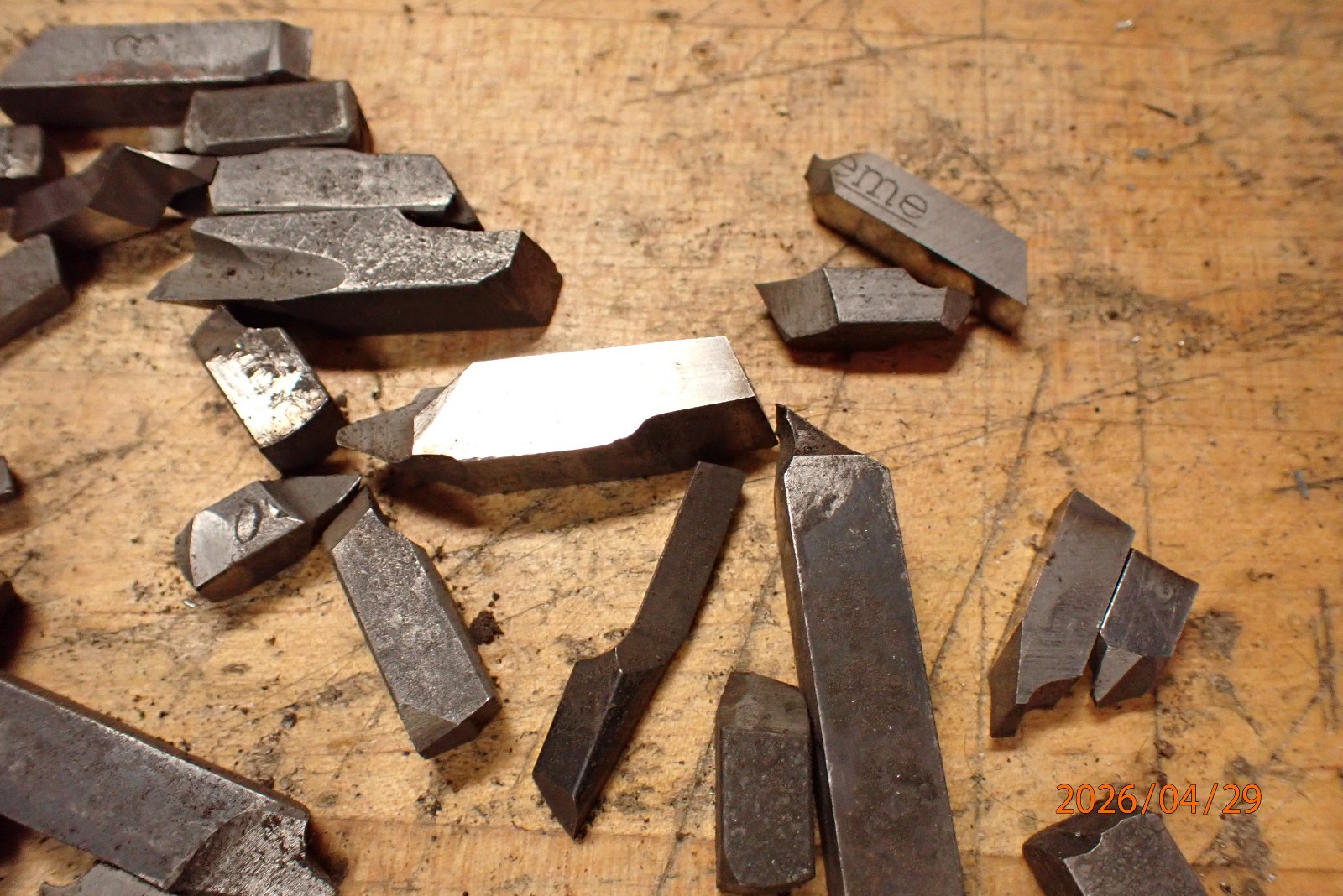 PILE OF OLDER GROUND METAL LATHE TOOL CUTTING BITS MACHINIST TOOLING