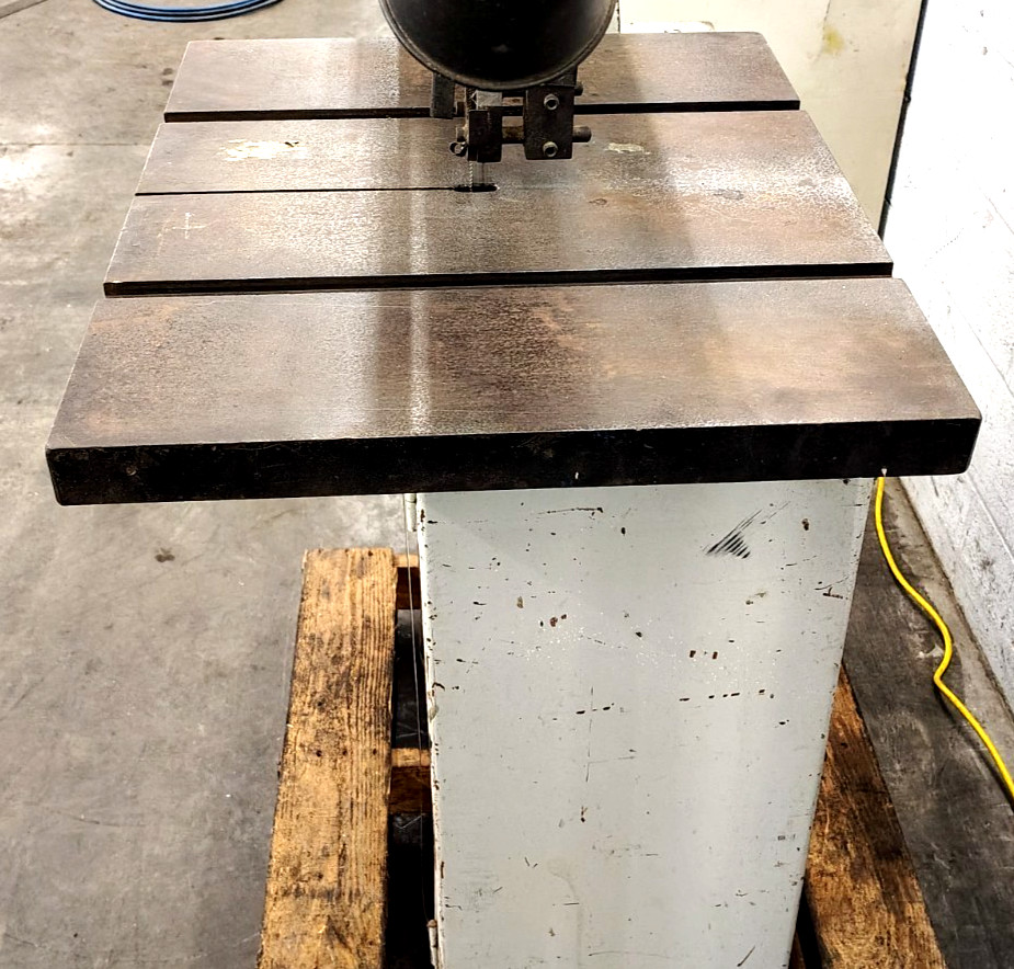 MSC INDUSTRIAL SUPPLY CO. VERTICAL BAND SAW 220V 3-15M/M CAP 3600 RPM 09514639