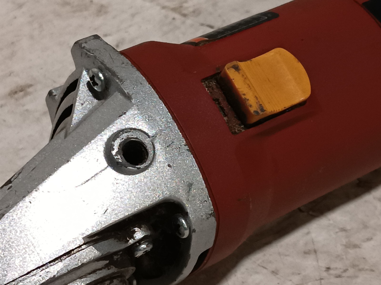 Chicago Electric 60372 4.5″ corded angle grinder, 7/8″ adapter, 11000RPM, 120VAC