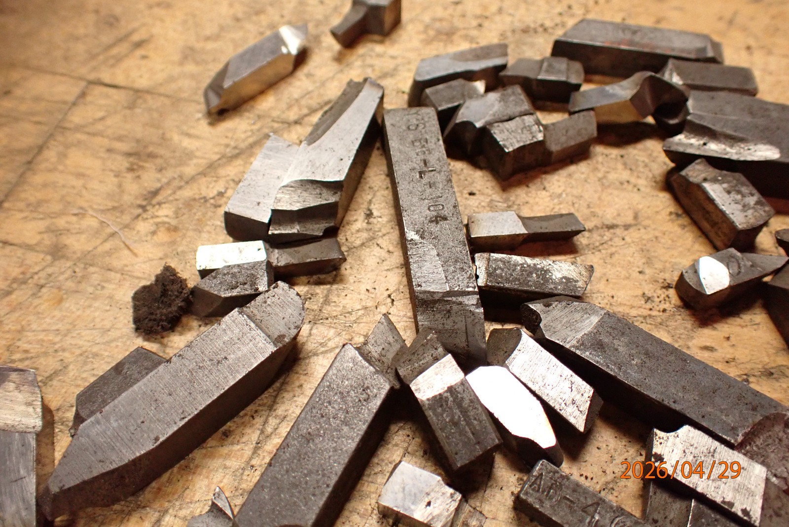 PILE OF OLDER GROUND METAL LATHE TOOL CUTTING BITS MACHINIST TOOLING