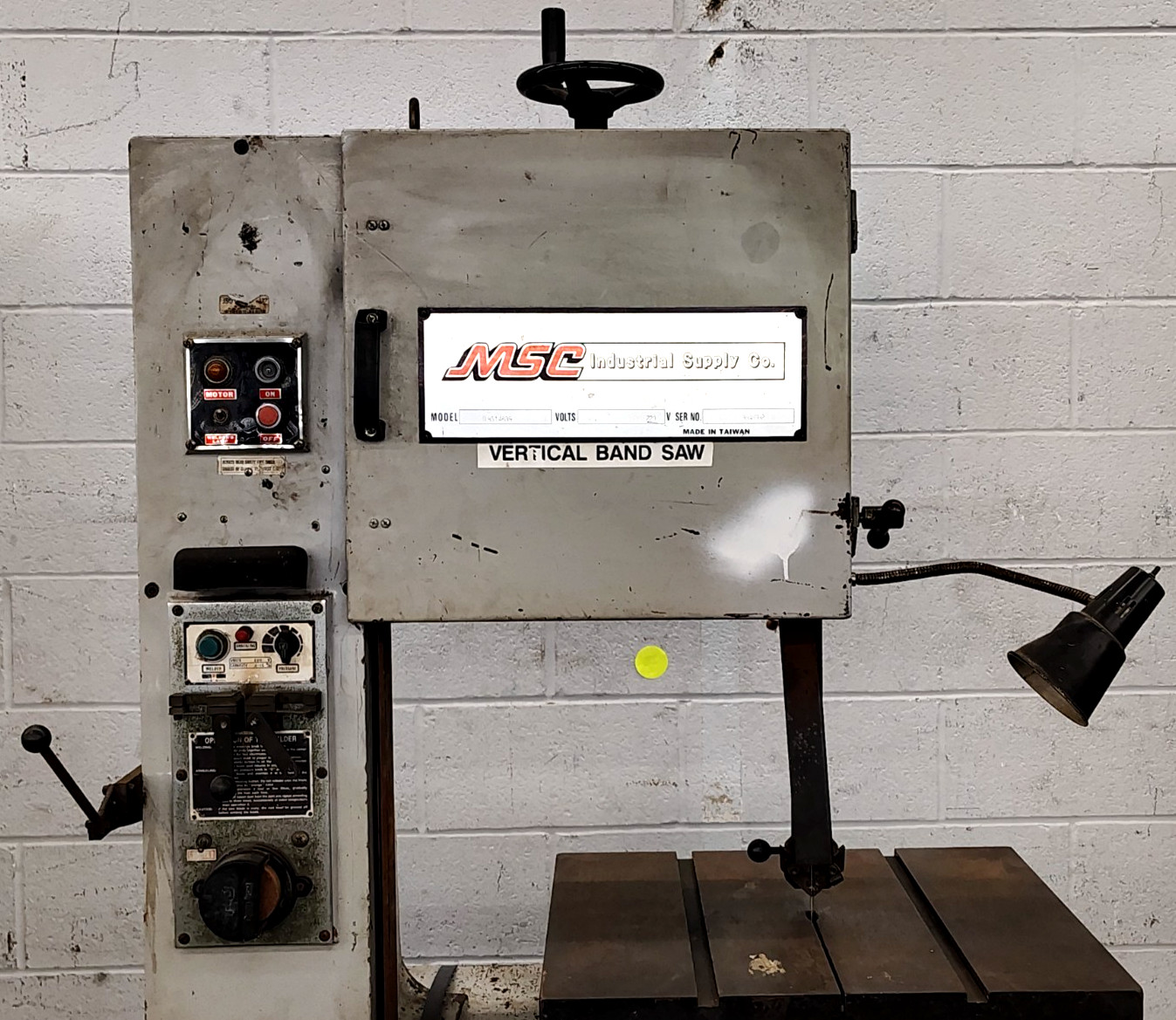 MSC INDUSTRIAL SUPPLY CO. VERTICAL BAND SAW 220V 3-15M/M CAP 3600 RPM 09514639